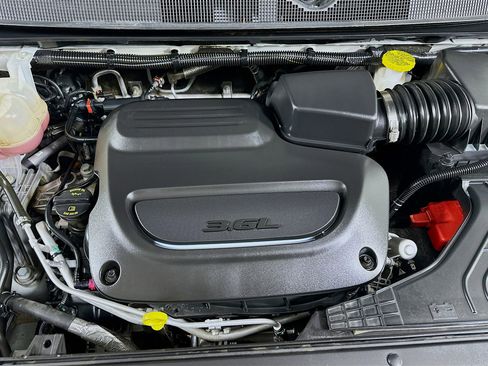 Used 2024 Chrysler Pacifica Touring-L image 30