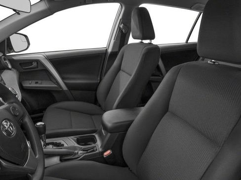 Used 2018 Toyota RAV4 LE FWD image 7