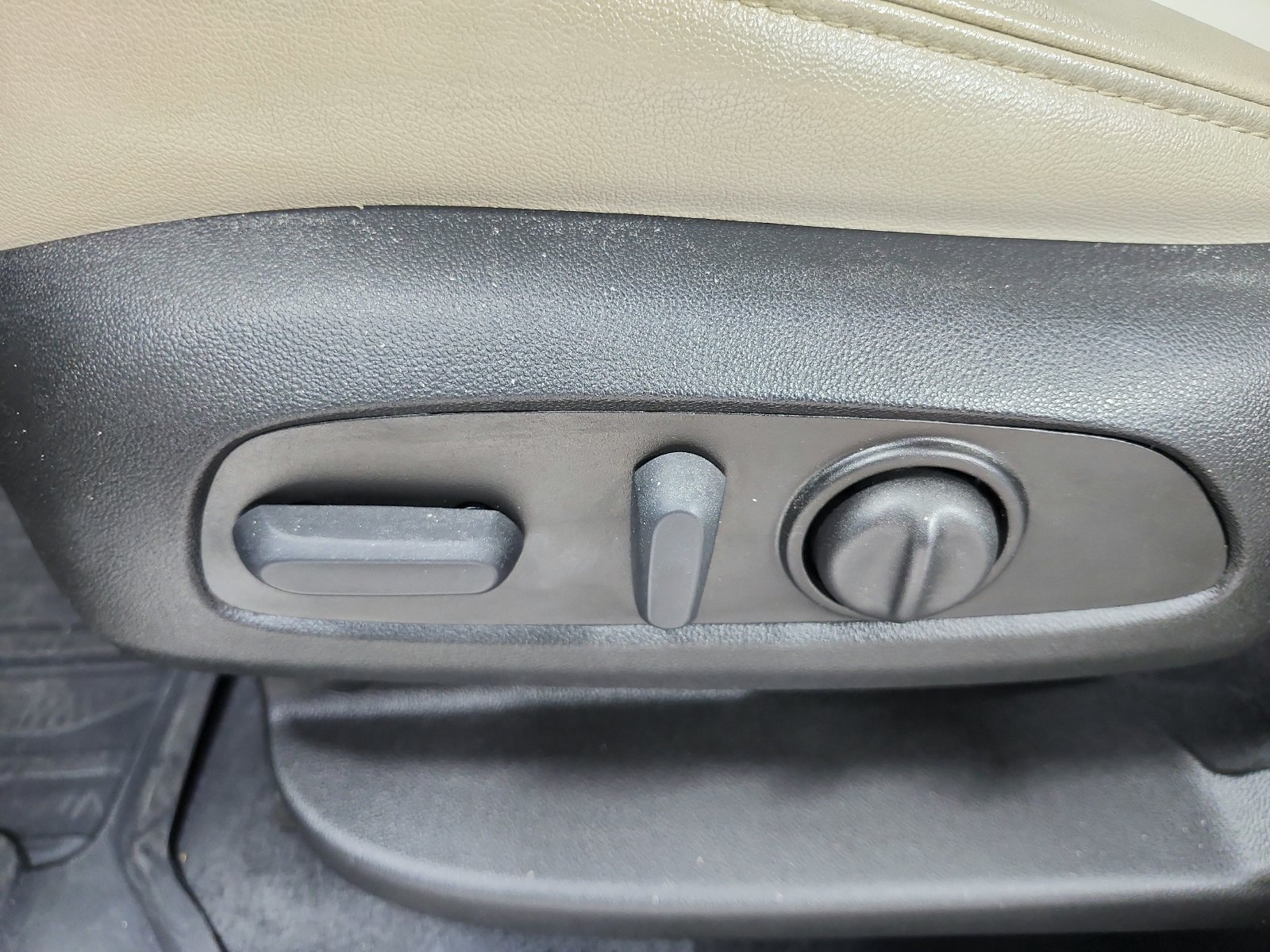 Used 2023 Chevrolet Traverse Premier FWD image 20