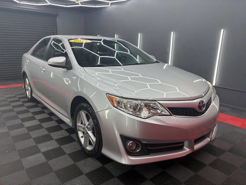 Used 2014 Toyota Camry SE image 3