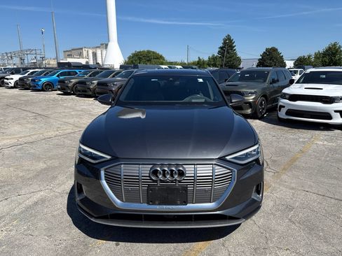 Used 2019 Audi e-tron Prestige w/ Prestige Package AWD/4WD image 2