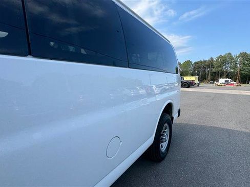 Used 2017 Chevrolet Express 3500 LS RWD image 18