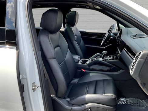 Used 2023 Porsche Cayenne w/ Premium Package AWD/4WD image 28