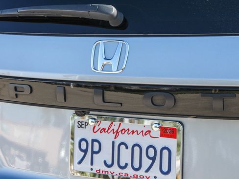 Used 2025 Honda Pilot Sport image 11