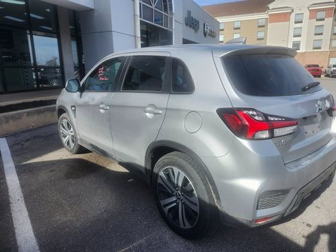 Used 2024 Mitsubishi Outlander SE image 2