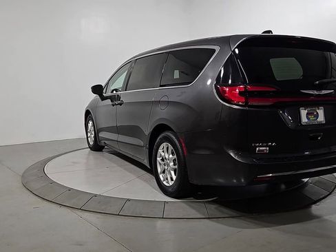 Used 2023 Chrysler Pacifica Touring-L FWD image 3