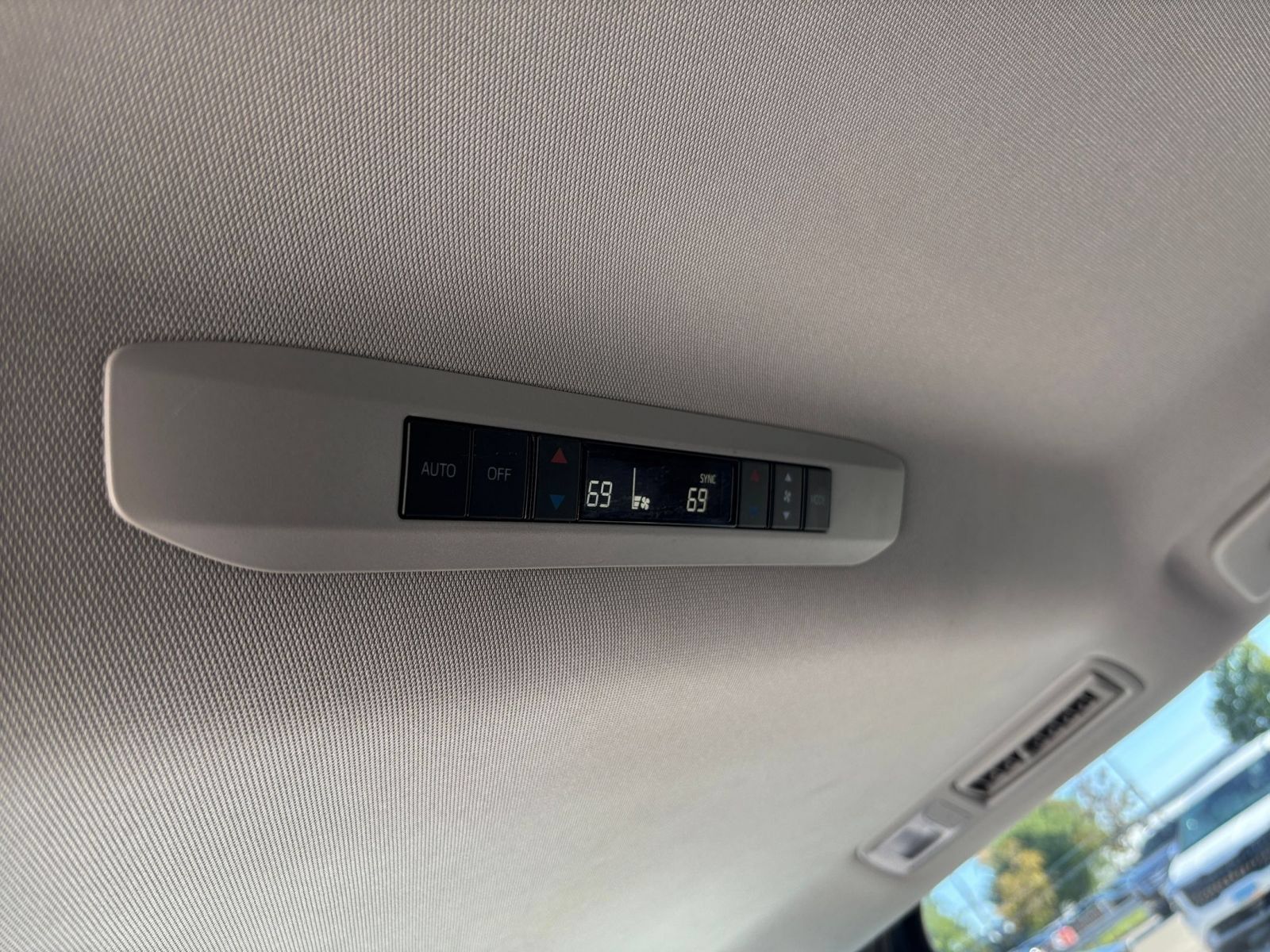 Used 2025 Toyota Sienna XLE FWD image 22
