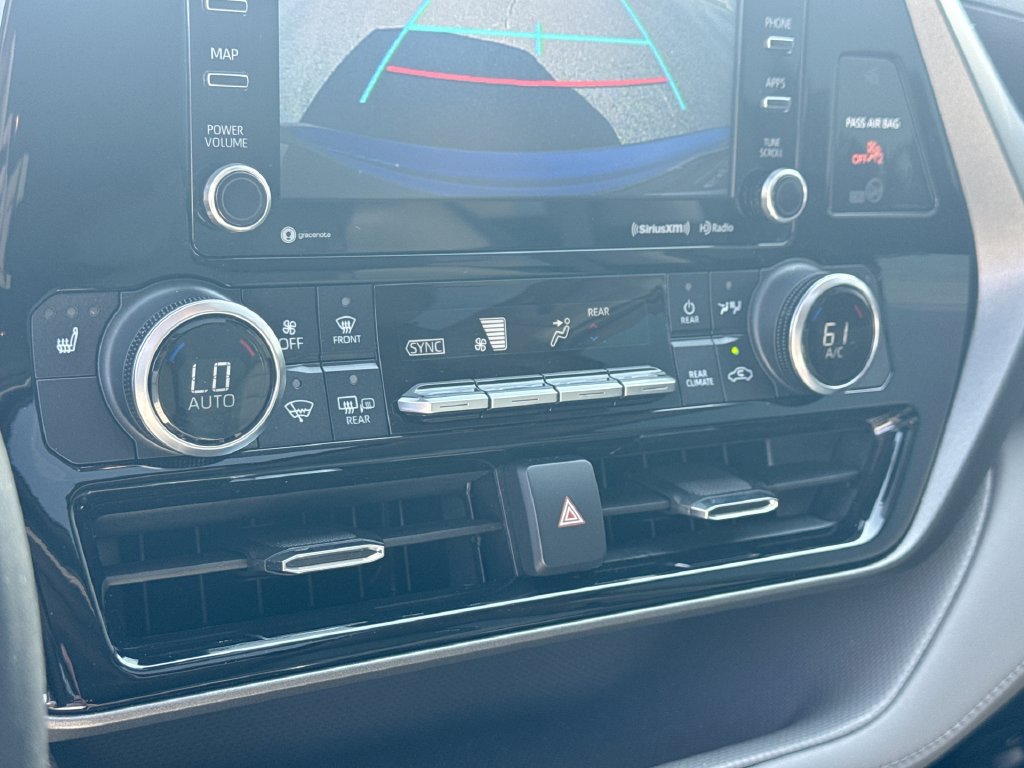 Used 2022 Toyota Highlander XLE AWD/4WD image 24