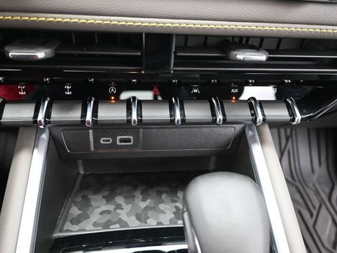 Used 2024 Chevrolet Colorado ZR2 w/ Technology Package AWD/4WD image 32