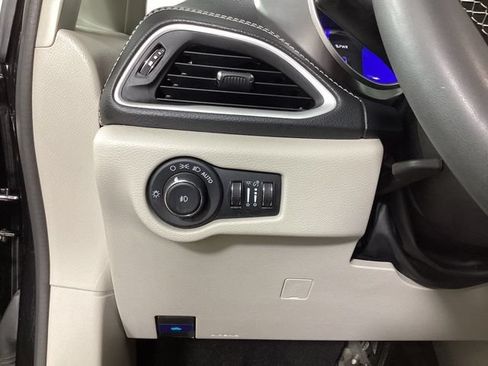 Used 2024 Chrysler Pacifica Limited FWD image 12