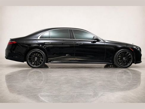 Used 2022 Mercedes-Benz S 500 4MATIC w/ AMG Line Package image 3