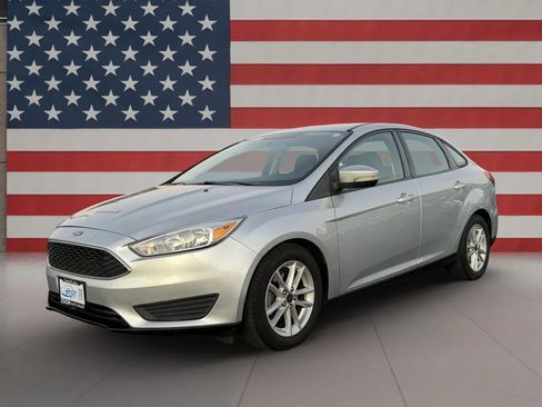 Used 2016 Ford Focus SE w/ SE Cold Weather Package image 4