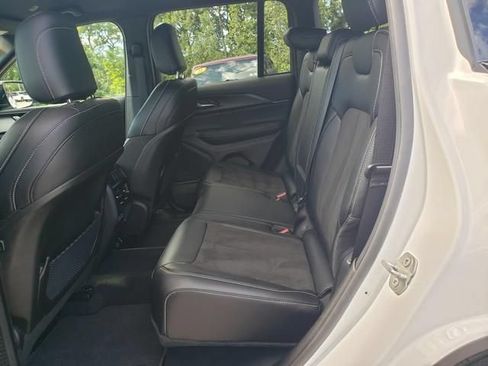 Used 2025 Jeep Grand Cherokee Altitude AWD/4WD image 12
