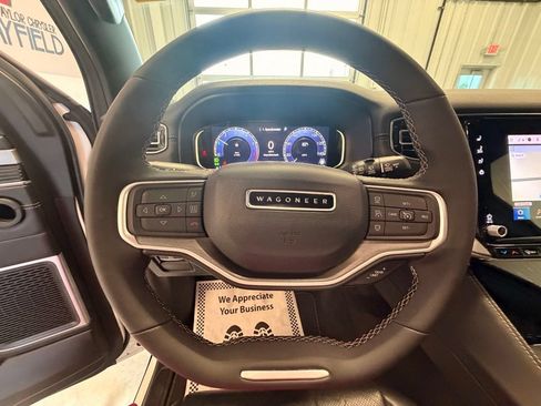 Used 2025 Jeep Wagoneer 4WD image 31