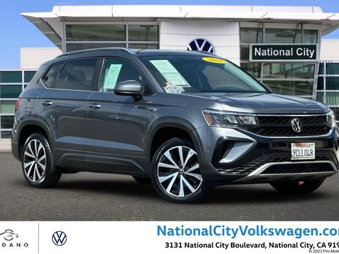 Used 2022 Volkswagen Taos SE FWD image 1