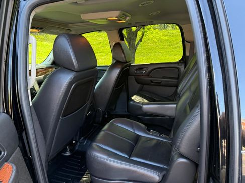 Used 2007 GMC Yukon XL SLT w/ SLT Preferred Equipment Group image 12