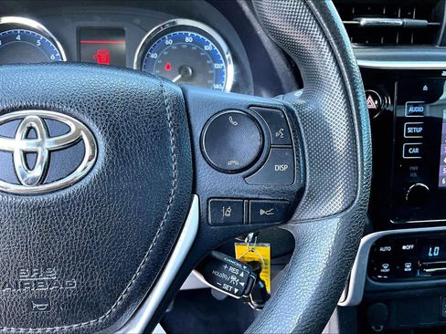 Used 2018 Toyota Corolla LE FWD image 28