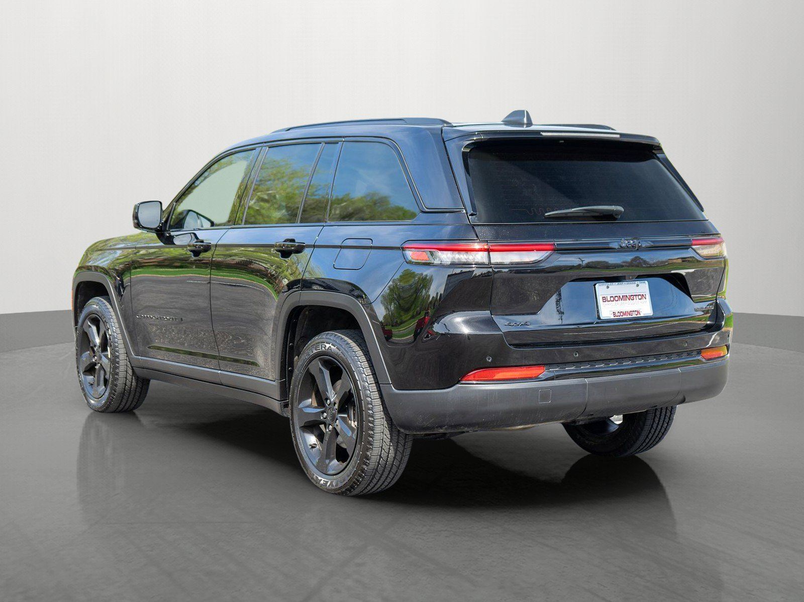 Used 2023 Jeep Grand Cherokee Limited w/ Black Appearance Package AWD/4WD image 5