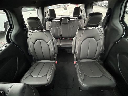 New 2026 Chrysler Pacifica Select image 13