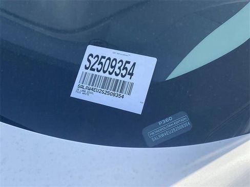 Used 2025 Land Rover Discovery Metropolitan Edition image 22