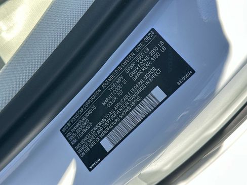 Certified 2025 Volvo XC60 T8 Core w/ Protection Package Premier image 29