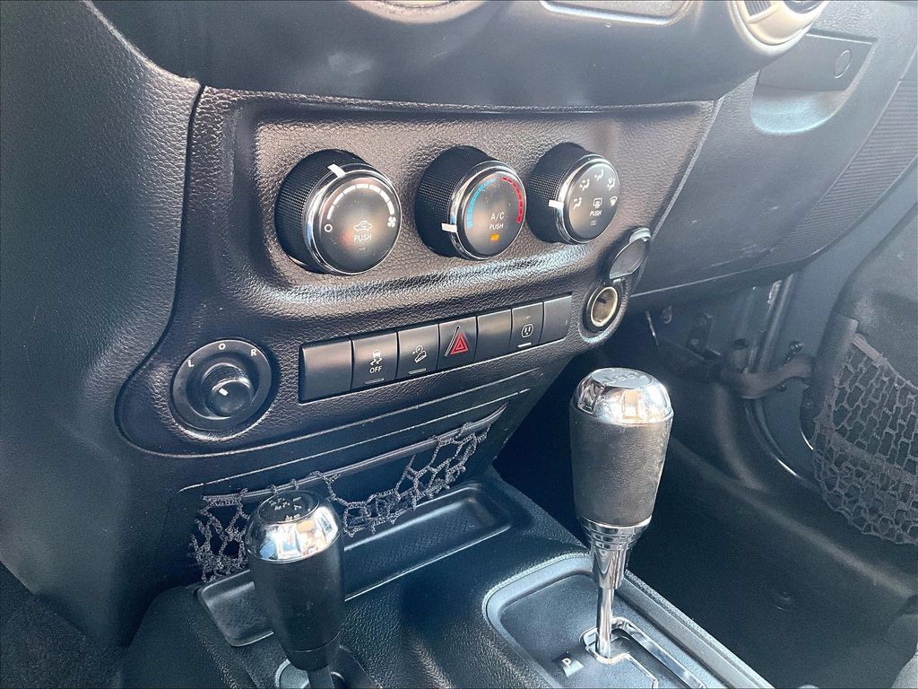 Used 2017 Jeep Wrangler Sahara w/ Connectivity Group AWD/4WD image 32