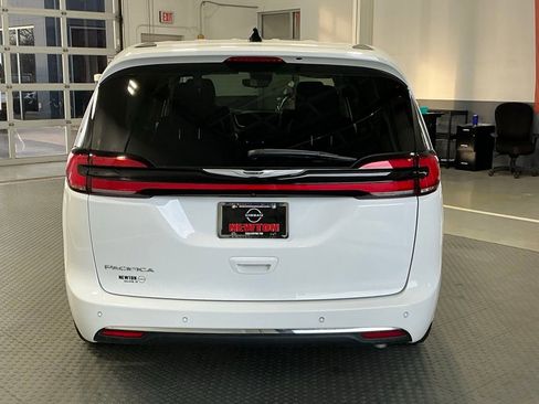 Used 2024 Chrysler Pacifica Touring-L image 23