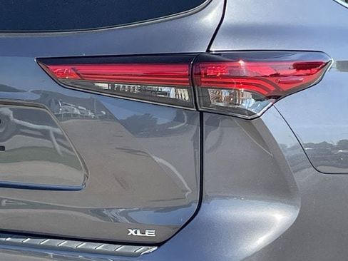 Used 2023 Toyota Highlander XLE FWD image 6