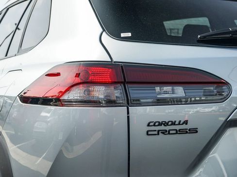 Used 2026 Toyota Corolla Cross LE image 9