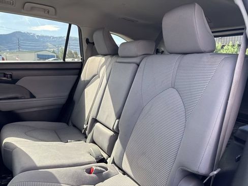 Used 2020 Toyota Highlander LE AWD/4WD image 19