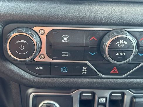 Certified 2024 Jeep Wrangler Unlimited AWD/4WD image 35