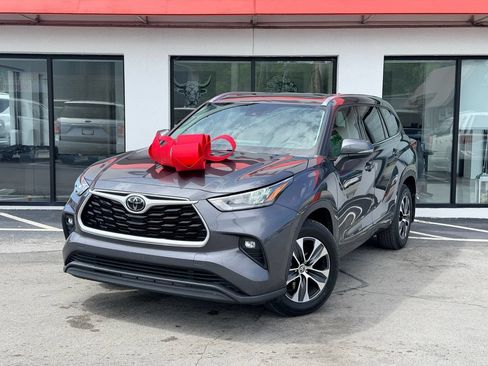 Used 2020 Toyota Highlander XLE FWD image 1