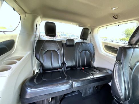 Used 2022 Chrysler Pacifica Touring-L FWD image 19
