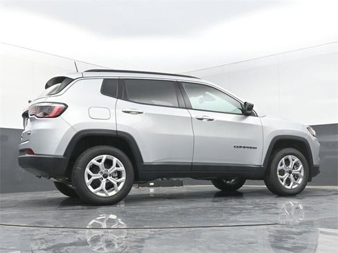 New 2026 Jeep Compass Latitude image 42