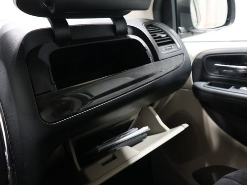 Used 2013 Dodge Grand Caravan SXT w/ UConnect Hands-Free Group image 26