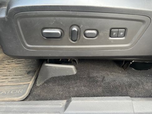 Used 2012 Lincoln Navigator L 4WD image 32