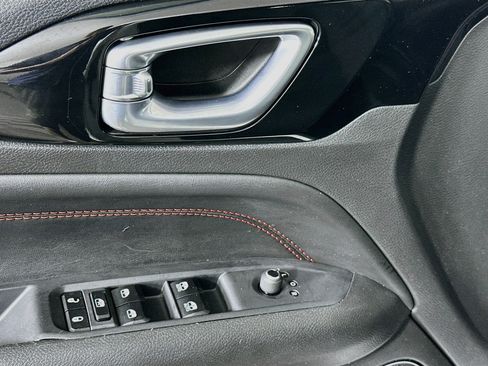 Used 2025 Jeep Compass Trailhawk AWD/4WD image 15