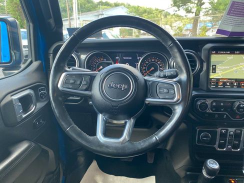 Used 2022 Jeep Wrangler Unlimited Sahara AWD/4WD image 16