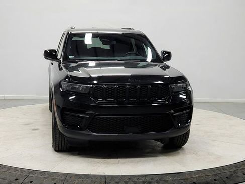Used 2024 Jeep Grand Cherokee Altitude image 2