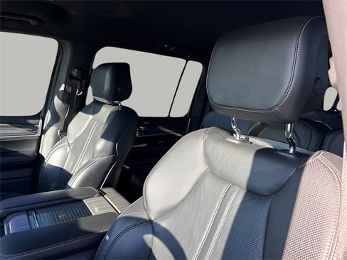 Used 2022 Jeep Wagoneer Series II image 8