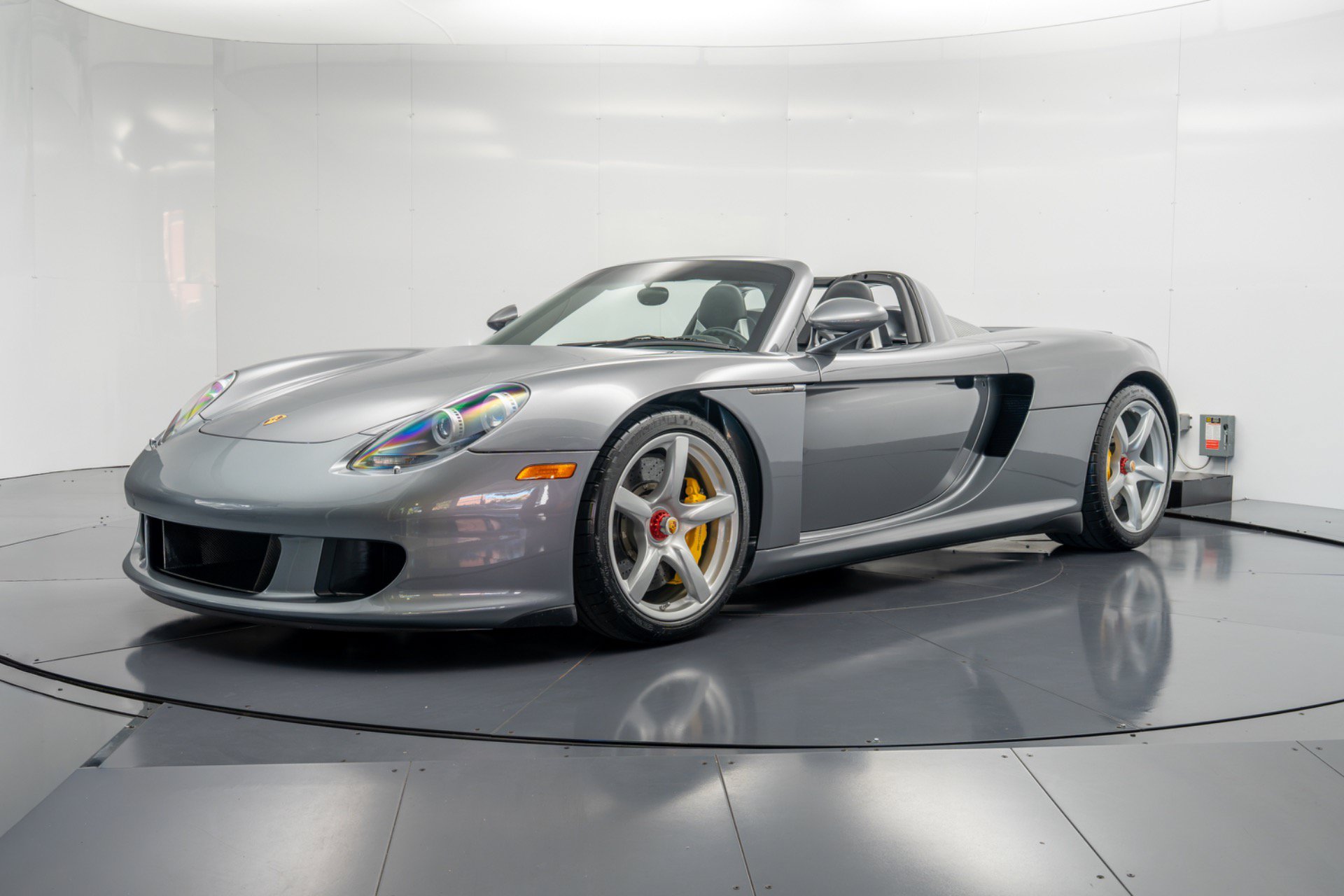 Used 2004 Porsche Carrera GT RWD image 10