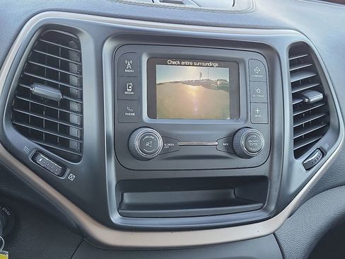 Used 2018 Jeep Cherokee Latitude image 17