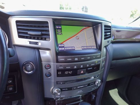 Used 2014 Lexus LX 570 4WD w/ Luxury Package image 19