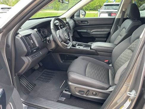 Used 2024 Nissan Pathfinder SV FWD image 9