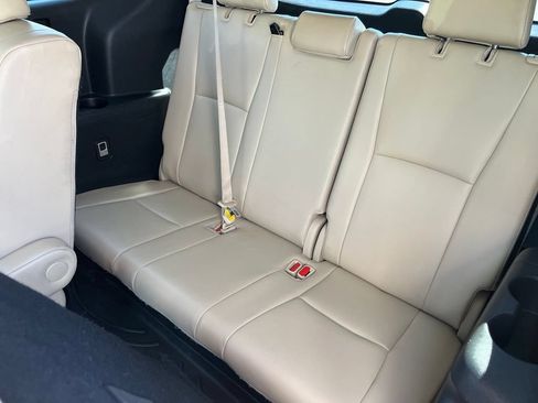 Used 2021 Toyota Highlander XLE AWD/4WD image 18