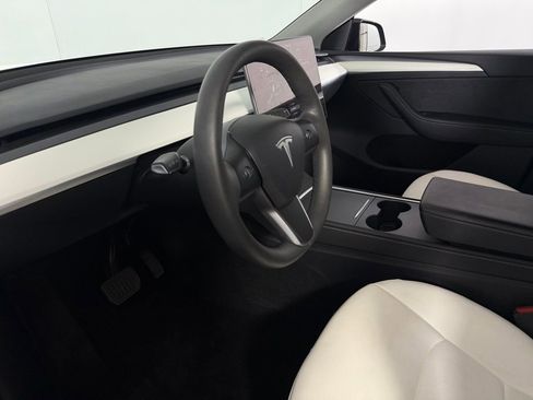 Used 2024 Tesla Model Y 2WD image 21
