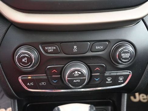 Used 2014 Jeep Cherokee Limited AWD/4WD image 25