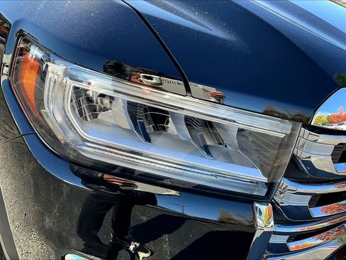 Used 2022 GMC Acadia SLE image 32