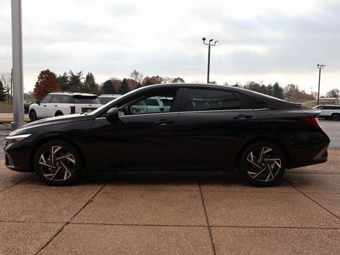 New 2025 Hyundai Elantra Limited image 3