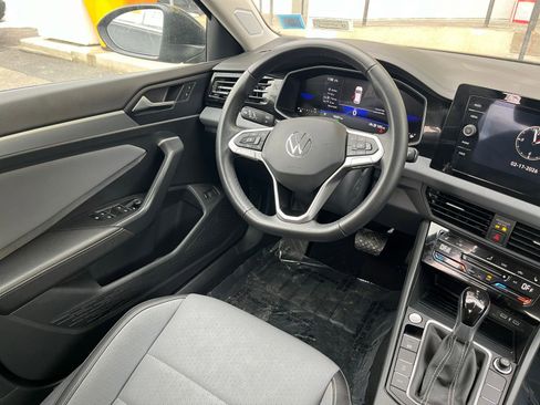Used 2025 Volkswagen Jetta SE image 30